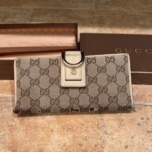 Authentic Gucci GG Canvas New Abbey 
D Ring Long Wallet Cream Leather w/ box